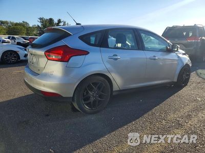 Trzecie zdjęcie samochodu z tyłu: 2016 FORD FOCUS SE VIN:1FADP3K22GL313062 - miniatura
