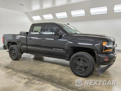 Czwarte zdjęcie samochodu z boku: 2018 CHEVROLET SILVERADO C1500 CUSTOM VIN:1GCRCPEH9JZ200278 - miniatura