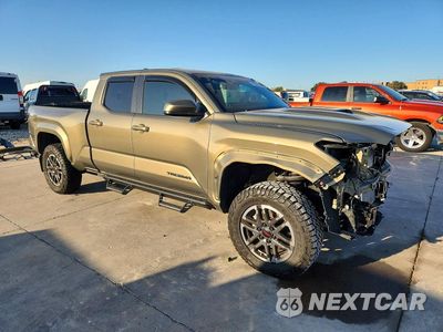 Czwarte zdjęcie samochodu z boku: 2026 TOYOTA TACOMA TRD SPORT VIN:3TYLB5JN0TT119865 - miniatura