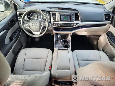 Zdjęcie 8 z 13 samochodu: 2019 TOYOTA HIGHLANDER LE VIN:5TDBZRFH2KS974529 - miniatura