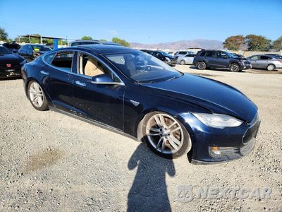 Czwarte zdjęcie samochodu z boku: 2013 TESLA MODEL S VIN:5YJSA1CP4DFP25743 - miniatura