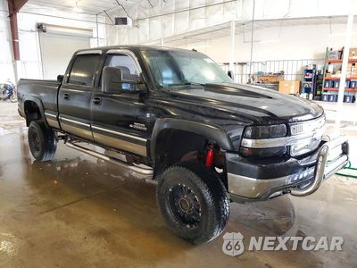 Czwarte zdjęcie samochodu z boku: 2002 CHEVROLET SILVERADO K2500 HEAVY DUTY VIN:1GCHK23G32F248504 - miniatura