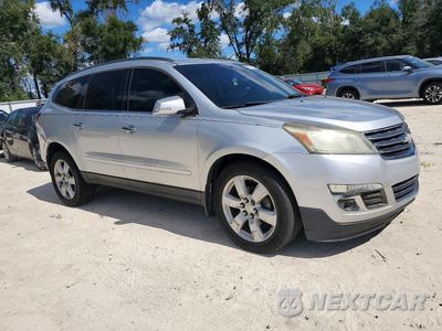 Czwarte zdjęcie samochodu z boku: 2017 CHEVROLET TRAVERSE LT VIN:1GNKRGKD3HJ260915 - miniatura