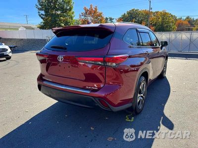 Trzecie zdjęcie samochodu z tyłu: 2022 TOYOTA HIGHLANDER XLE VIN:5TDHZRBH2NS181669 - miniatura