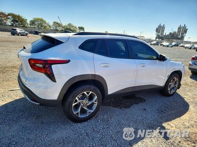 Trzecie zdjęcie samochodu z tyłu: 2025 CHEVROLET TRAX 1LT VIN:KL77LHEP6SC314325 - miniatura