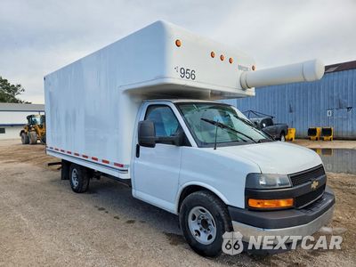 Czwarte zdjęcie samochodu z boku: 2018 CHEVROLET EXPRESS BOX TRUCK VIN:1GB0GSFGXJ1345290 - miniatura