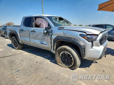 Czwarte zdjęcie samochodu z boku: 2025 TOYOTA TACOMA TRD OFF-ROAD HV VIN:3TYLC5LN0ST050913 - miniatura
