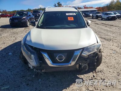 Piąte zdjęcie samochodu w środku: 2017 NISSAN ROGUE SV VIN:5N1AT2MV4HC884883 - miniatura