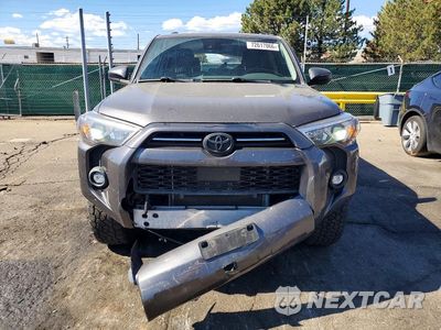 Piąte zdjęcie samochodu w środku: 2022 TOYOTA 4RUNNER SR5 VIN:JTEMU5JR9N6031974 - miniatura
