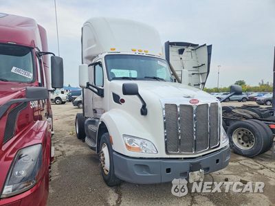 Czwarte zdjęcie samochodu z boku: 2016 PETERBILT 579 SEMI TRUCK VIN:1XPBA48X6GD339684 - miniatura