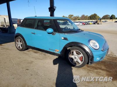 Czwarte zdjęcie samochodu z boku: 2009 MINI COOPER VIN:WMWMF335X9TW70558 - miniatura