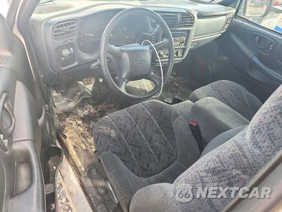 Zdjęcie 8 z 12 samochodu: 2002 GMC SONOMA VIN:1GTDT19W028189193 - miniatura