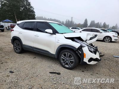 Czwarte zdjęcie samochodu z boku: 2022 KIA SELTOS LX VIN:KNDEPCAA7N7332624 - miniatura