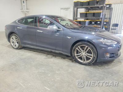 Czwarte zdjęcie samochodu z boku: 2014 TESLA MODEL S VIN:5YJSA1H11EFP64652 - miniatura