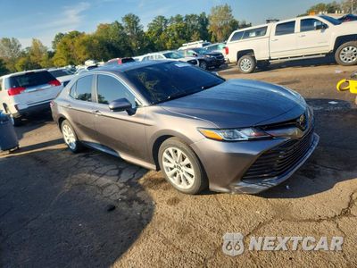 Czwarte zdjęcie samochodu z boku: 2020 TOYOTA CAMRY LE VIN:4T1C11AK9LU867101 - miniatura