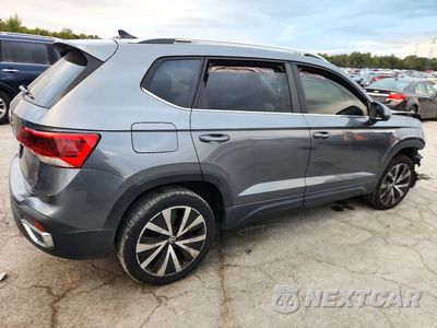 Trzecie zdjęcie samochodu z tyłu: 2022 VOLKSWAGEN TAOS SE VIN:3VVRX7B21NM010228 - miniatura