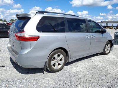 Trzecie zdjęcie samochodu z tyłu: 2018 TOYOTA SIENNA LE VIN:5TDKZ3DC1JS937636 - miniatura