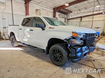 Czwarte zdjęcie samochodu z boku: 2019 CHEVROLET SILVERADO K1500 TRAIL BOSS CUSTOM VIN:1GCPYCEF1KZ283786 - miniatura