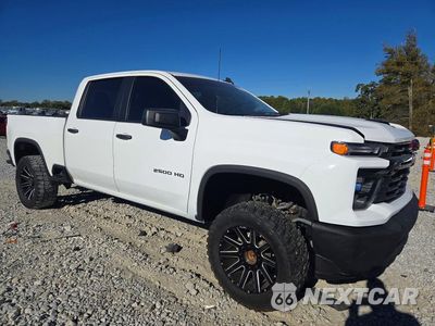 Czwarte zdjęcie samochodu z boku: 2024 CHEVROLET SILVERADO K2500 HEAVY DUTY VIN:1GC4YLE71RF277820 - miniatura