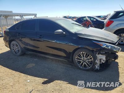 Czwarte zdjęcie samochodu z boku: 2023 KIA FORTE GT LINE VIN:3KPF54AD6PE619787 - miniatura