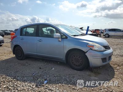 Czwarte zdjęcie samochodu z boku: 2010 NISSAN VERSA 1.8 S VIN:3N1BC1CP1AL372324 - miniatura