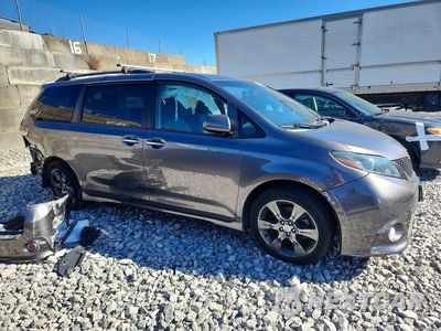 Czwarte zdjęcie samochodu z boku: 2015 TOYOTA SIENNA SPORT VIN:5TDXK3DCXFS621492 - miniatura