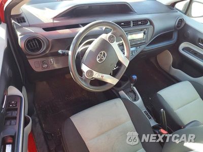 Zdjęcie 8 z 12 samochodu: 2013 TOYOTA PRIUS C TWO VIN:JTDKDTB37D1553475 - miniatura