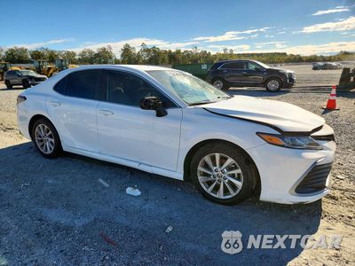 Czwarte zdjęcie samochodu z boku: 2021 TOYOTA CAMRY LE VIN:4T1C11AK1MU576562 - miniatura