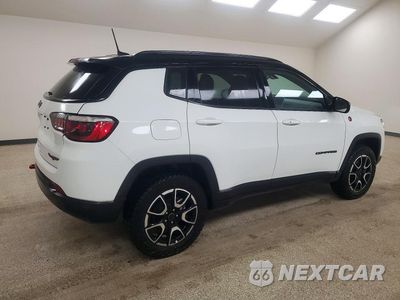 Trzecie zdjęcie samochodu z tyłu: 2025 JEEP COMPASS TRAILHAWK VIN:3C4NJDDN6ST543620 - miniatura