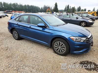 Czwarte zdjęcie samochodu z boku: 2019 VOLKSWAGEN JETTA S VIN:3VWC57BUXKM184335 - miniatura
