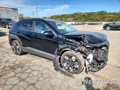 Czwarte zdjęcie samochodu z boku: 2025 HYUNDAI KONA SEL VIN:KM8HB3AB7SU288802 - miniatura