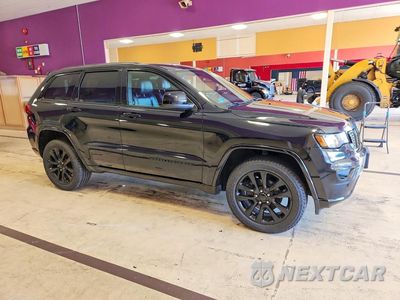 Czwarte zdjęcie samochodu z boku: 2018 JEEP GRAND CHEROKEE LAREDO VIN:1C4RJFAG0JC217860 - miniatura