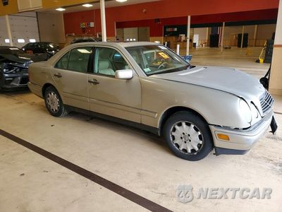 Czwarte zdjęcie samochodu z boku: 1999 MERCEDES-BENZ E 300TD VIN:WDBJF25H5XA843627 - miniatura