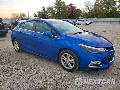Czwarte zdjęcie samochodu z boku: 2018 CHEVROLET CRUZE LT VIN:3G1BE6SM8JS650081 - miniatura