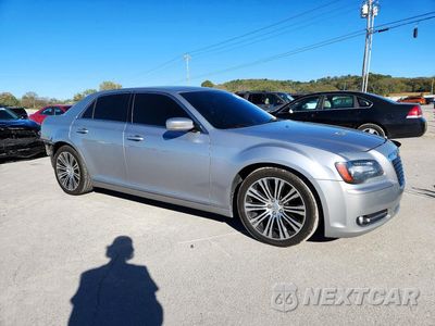 Czwarte zdjęcie samochodu z boku: 2013 CHRYSLER 300 S VIN:2C3CCABT0DH690324 - miniatura