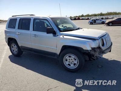 Czwarte zdjęcie samochodu z boku: 2014 JEEP PATRIOT SPORT VIN:1C4NJPBA7ED545890 - miniatura