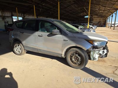 Czwarte zdjęcie samochodu z boku: 2019 FORD ESCAPE S VIN:1FMCU0F77KUA55025 - miniatura