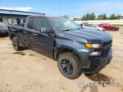 Czwarte zdjęcie samochodu z boku: 2019 CHEVROLET SILVERADO K1500 TRAIL BOSS CUSTOM VIN:1GCRYCEF5KZ193999 - miniatura