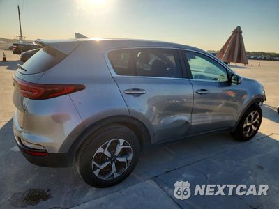Trzecie zdjęcie samochodu z tyłu: 2021 KIA SPORTAGE LX VIN:KNDPM3AC6M7939552 - miniatura