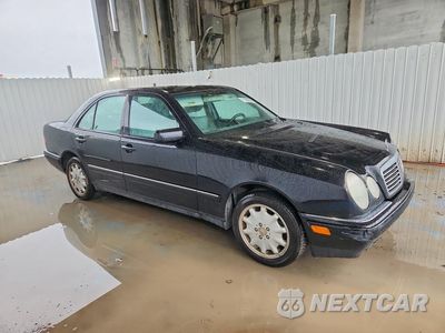Czwarte zdjęcie samochodu z boku: 1999 MERCEDES-BENZ E 320 VIN:WDBJF65H9XA754022 - miniatura