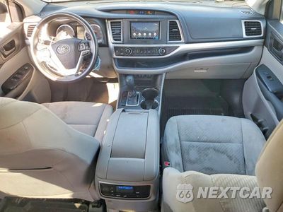 Zdjęcie 8 z 13 samochodu: 2018 TOYOTA HIGHLANDER LE VIN:5TDZARFH3JS040691 - miniatura