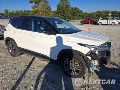 Czwarte zdjęcie samochodu z boku: 2022 KIA SELTOS S VIN:KNDEU2AA1N7260631 - miniatura