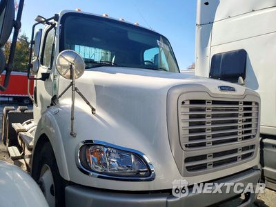 Czwarte zdjęcie samochodu z boku: 2014 FREIGHTLINER BUSINESS CLASS M2 SEMI TRUCK VIN:1FUJC5DV4EHFV6802 - miniatura