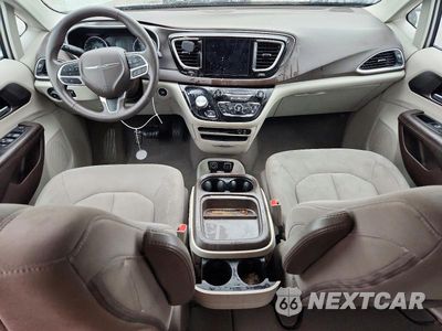 Zdjęcie 8 z 13 samochodu: 2017 CHRYSLER PACIFICA TOURING L VIN:2C4RC1BGXHR768438 - miniatura
