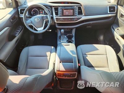 Zdjęcie 8 z 13 samochodu: 2018 TOYOTA HIGHLANDER LE VIN:5TDZZRFH9JS251032 - miniatura