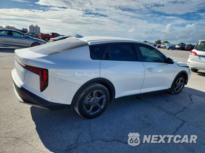 Trzecie zdjęcie samochodu z tyłu: 2025 KIA K4 LXS VIN:3KPFT4DEXSE074955 - miniatura