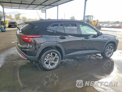 Trzecie zdjęcie samochodu z tyłu: 2026 CHEVROLET TRAX 1LT VIN:KL77LHEP1TC270185 - miniatura