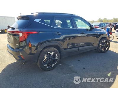 Trzecie zdjęcie samochodu z tyłu: 2025 KIA SELTOS EX VIN:KNDERCAA0S7749833 - miniatura