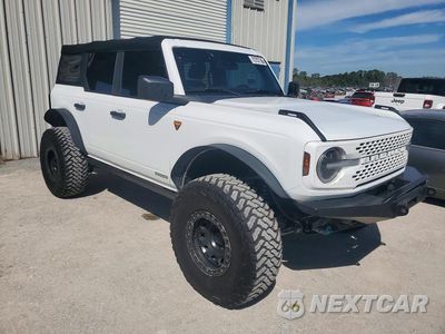 Czwarte zdjęcie samochodu z boku: 2022 FORD BRONCO BASE VIN:1FMEE5DH7NLA85571 - miniatura