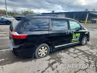 Trzecie zdjęcie samochodu z tyłu: 2020 TOYOTA SIENNA XLE 8-PASSENGER VIN:5TDYZ3DC0LS050395 - miniatura